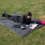 Килимок для пікніка водостійкий надлегкий Naturehike Moisture Picnic Mat NH17D050-B, 145x200 см, чорний - Зображення 5